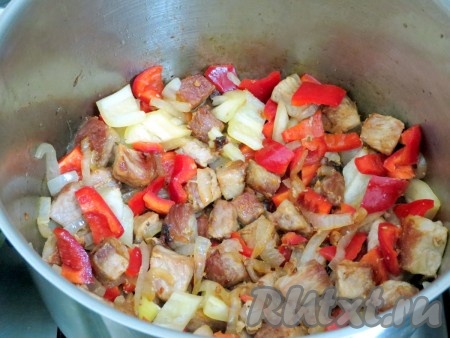 Когда лук станет прозрачным, добавляем в кастрюлю очищенный от семян и мелко нарезанный болгарский перец. Обжариваем, периодически помешивая, в течение 5 минут. В конце жарки добавляем сладкую молотую паприку, перемешиваем.