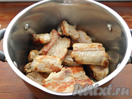 Переложить мясо в кастрюлю с толстым дном.
