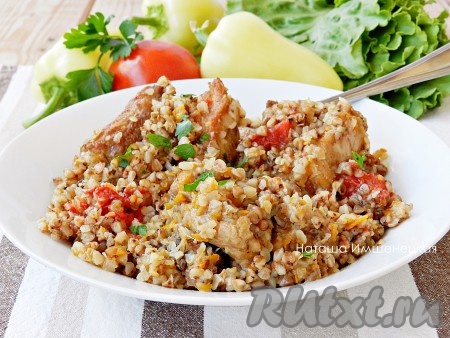 Вкусная, сочная, ароматная гречка по-купечески со свининой готова.