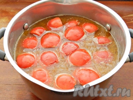 Сверху выложить помидоры, шкурками вверх (когда помидоры распарятся, шкурки снять с помощью вилки). Довести до кипения, убавить огонь до минимального и тушить еще 20 минут до полной готовности гречки.
