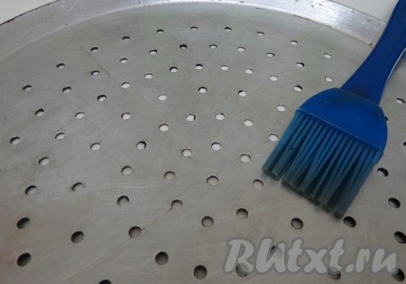 Противень для выпечки пиццы смажьте растительным маслом.