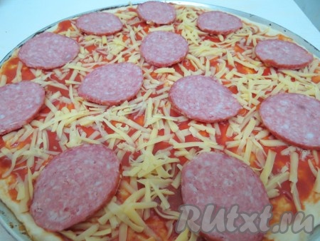 На сыр выкладываем кружочки колбасы.