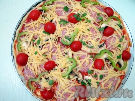 Посыпаем специями для пиццы и второй половиной сыра.