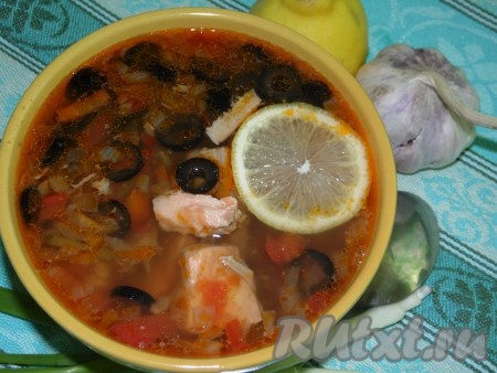 При подаче в каждую тарелку добавить колечко лимона, а при желании - немного зелени. Рыбная солянка, сваренная по классическому рецепту, получается аппетитной, ароматной, сытной, её насыщенный вкус понравится всей семье!