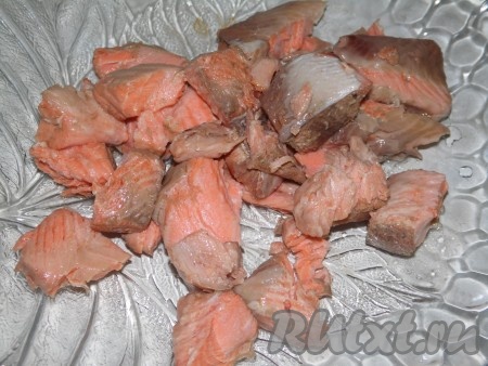 Вынуть готовую рыбу из бульона, разобрать на филе, кости выбросить. Процедить бульон. Переложить рыбное филе в бульон, поставить на огонь, дать закипеть. Выложить в рыбный бульон зажарку из моркови, лука, помидоров, огурцов, дать закипеть, уменьшить огонь, добавить специи и соль (добавляя соль, не забывайте, что в супе есть солёные огурцы), проварить солянку 5 минут.