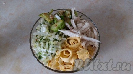 18. Далее добавляем к ней салаты, блинчики и мясо.
