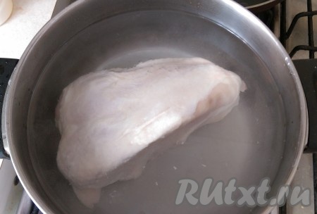 1. Грудку ставим вариться в подсоленной воде. И отдельно варим лапшу, как указано на пачке, в соленой воде.
