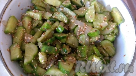 6. Его тоже добавляю к огурцам. Наливаем соевый соус по вкусу. Все хорошо перемешиваю и убираю в холодильник.
