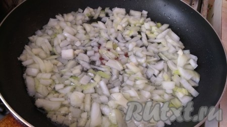 3. Лук и чеснок режу кубиками, затем обжариваю на сковороде на растительном масле.
