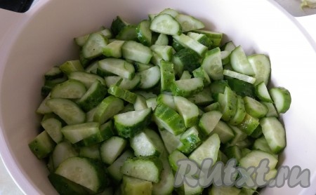 2. Пока грудка варится, готовим салаты и блинчики. Вначале я нарезаю огурцы, потом все солю, перчу, добавляю чуток сахара и уксуса, хорошенько перемешиваю.&nbsp;
