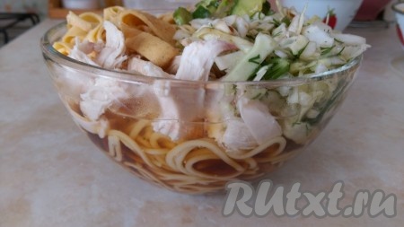 19. Потом вливаем куриный бульон и не забываем щедро полить соевым соусом корейский суп кукси.
