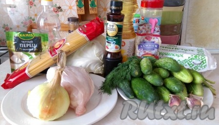 Ингредиенты для приготовления холодного корейского супа кукси.