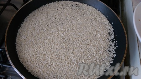 5. Потом накаляю сковороду и обжариваю кунжут.
