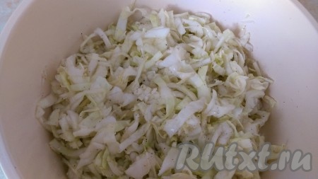 7. Теперь шинкую капусту.
