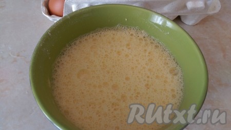 10. Готовлю яичные блинчики. Нам понадобится 5 яиц, щепотка соли, 2 столовые ложки растительного масла и немного муки.
