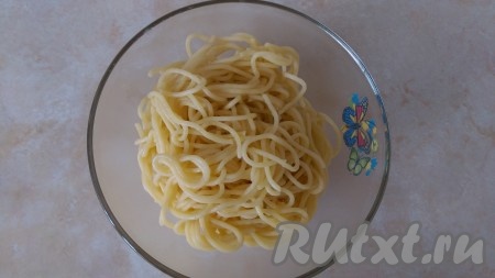 17. В глубокую тарелку перекладываем лапшу.
