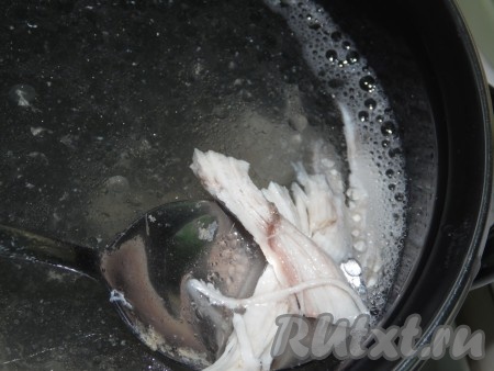 Куриную грудку, залить холодной водой, довести до кипения, уменьшить огонь, снять пену, посолить и отварить в течение минут 20. Затем сваренное мясо вынуть из бульона, разобрать на волокна и вернуть обратно в бульон.
