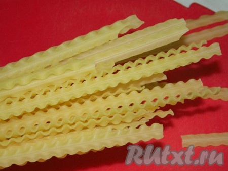 В куриный суп с грибами добавить лапшу, соль, специи и варить минут 10, затем выключить и дать настояться в течение 10-15 минут.&nbsp;
