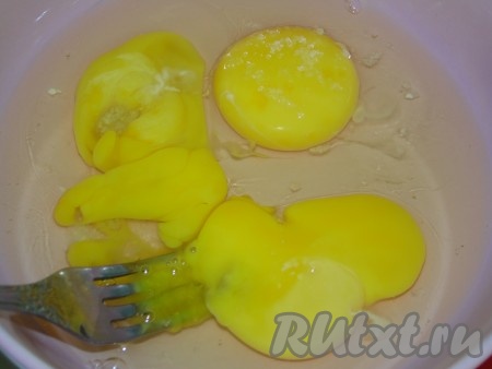 Взбить яйца с небольшим количеством соли и перца до однородного состояния (но не так как на омлет).
