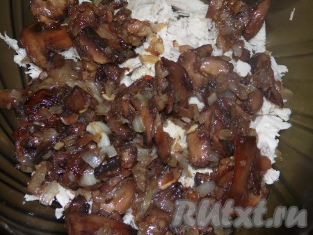 Обжаренные до готовности грибы с луком остудить и добавить к куриной грудке.
