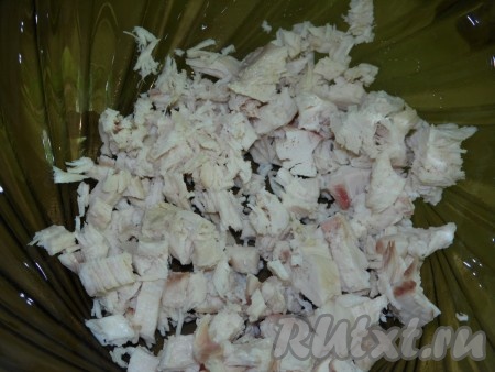 Куриную грудку залить холодной водой, довести до кипения, уменьшить огонь, снять пену и отварить в течение 15-20 минут (я соль не добавляла). Готовое мясо нарезать на маленькие кусочки.
