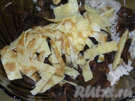 Яичные блинчики свернуть рулетиком, нарезать лапшой и добавить к салату из курицы и грибов.
