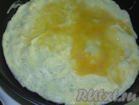 На сковороду с разогретым растительным маслом налить немного растительного масла и жарить тонкие блинчики с двух сторон. У меня получилось пять штук, остудить.
