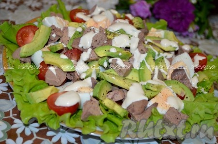 Салат с куриной печенью и авокадо