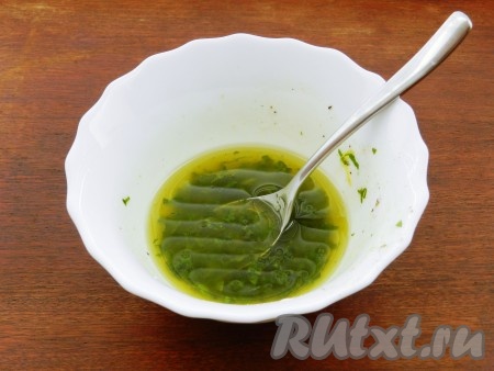 Для заправки салата смешать оливковое масло, сок и цедру половины лимона, пропущенный через пресс зубчик чеснока, мелко порубленные листья мяты, перец и соль. Количество соли добавляйте с учетом солености сыра и оливок.