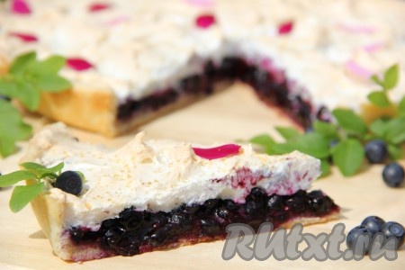 Нарезать на порционные кусочки и подать к столу сочный, ароматный песочный пирог с ягодами и безе.
