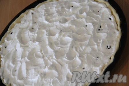 Охлаждённый белок взбить с помощью миксера в пышную массу. Затем постепенно всыпать сахар и продолжать взбивать до полного растворения сахара и стойких пиков. Выложить белковую массу поверх ягод и сформировать произвольные волны.