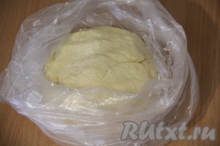 Затем перетереть масло с мукой в крошку, это можно сделать руками или с помощью вилки. Далее добавить сметану и замесить мягкое, не липнущее к рукам тесто. Если тесто будет липнуть, тогда присыпать его мукой и хорошо вымесить. Завернуть готовое песочное тесто в пищевую плёнку или положить в пакет и убрать в холодильник на 30-40 минут.