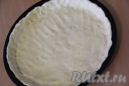 Готовое тесто достать из холодильника, освободить от пищевой плёнки и выложить в форму для выпекания. Аккуратно распределить тесто по форме, сформировать бортики. Я взяла форму диаметром 22 см, слегка смазала её растительным маслом. 