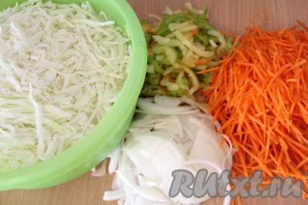Очистить лук и морковь. Перец освободить от семян и плодоножек. Тонко нашинковать капусту. Морковь натереть на тёрке для корейской моркови (или на крупной тёрке).&nbsp; Нарезать лук тонкими полукольцами, перец - тонкими полосками.