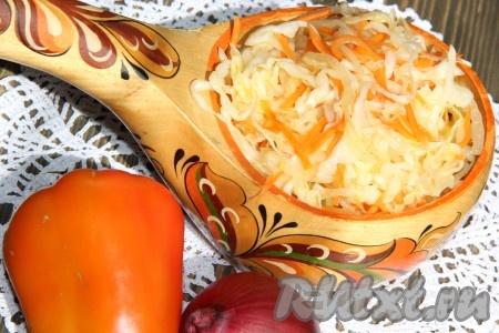 Через сутки аппетитную, хрустящую маринованную капусту "Провансаль" можно подать к столу. По желанию перед подачей можно посыпать нарезанной зеленью или зелёным луком.&nbsp;
