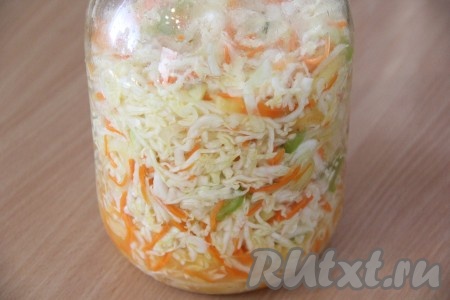 Переложить овощи в банку и хорошо утрамбовать. Закрыть банку капроновой или винтовой крышкой и убрать в холодильник. 
