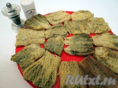 Каждый кусочек баклажана слегка отбиваем (толщина отбивных должна быть приблизительно 1 сантиметр), солим и перчим.
