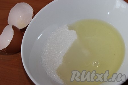 Белок отделить от желтка. Тщательно растереть белок с сахаром и ванильным сахаром. Полученную смесь влить в протёртый творог и хорошо перемешать.
