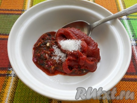 Закрутить крышкой и отправить аджику на хранение в холодильник. По надобности грузинскую острую аджику разводят томатным соусом или томатной пастой 1:1, добавив чуть сахара или по вкусу.
