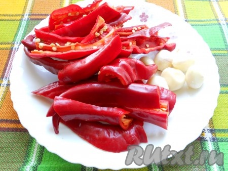 Острый перец помыть, удалить хвостики и семена (я часть семян оставляю). Обязательно используйте перчатки! Чеснок очистить и помыть.