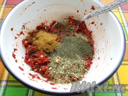 Добавить к перечной смеси сушеный укроп, хмели-сунели и кориандр.
