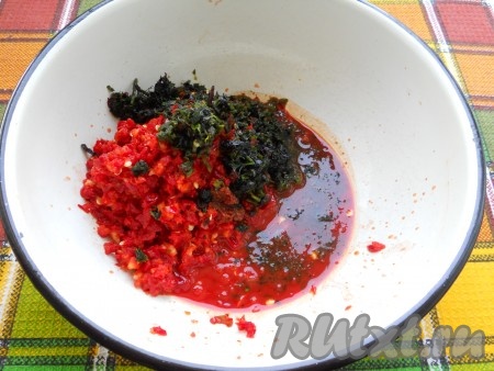 Перец, чеснок и зелень пропустить через мясорубку.