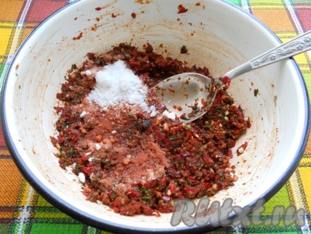 Всыпать в аджику крупную каменную соль.
