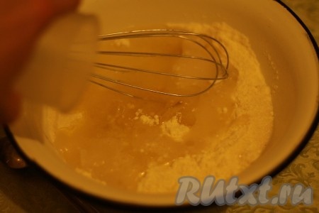 Добавить масло, вод и быстро, но тщательно перемешать.