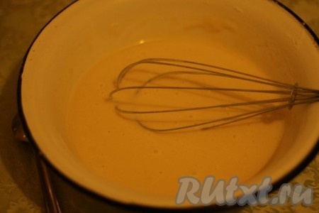 Добавить масло, вод и быстро, но тщательно перемешать.