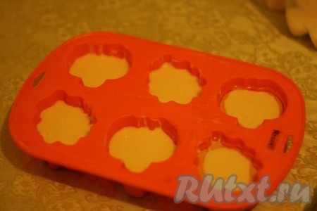 Вылить тесто в формочки