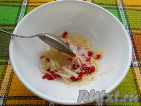 Добавить к чесноку и перцу растительное масло и уксус. Тщательно перемешать все, растирая ложкой.