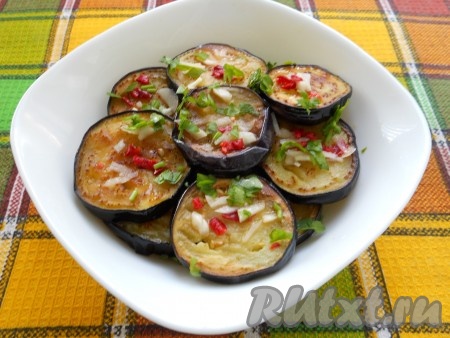 Обжаренные баклажаны выкладывать слоями, пересыпая каждый измельченной петрушкой и поливая чесночно-перечной смесью.
