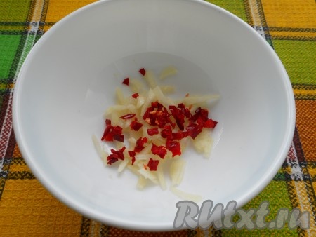 Чеснок очистить и нарезать мелкой соломкой, добавить измельченный острый перец.
