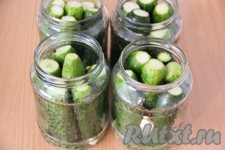 Банки для консервации заранее простерилизовать любым удобным для вас способом. Я стерилизую банки в посудомоечной машине. На дно банки выложить листья смородины, вишни, укроп и лавровый лист. Добавить чеснок и перец горошком. Плотно утрамбовать огурчики.&nbsp;
